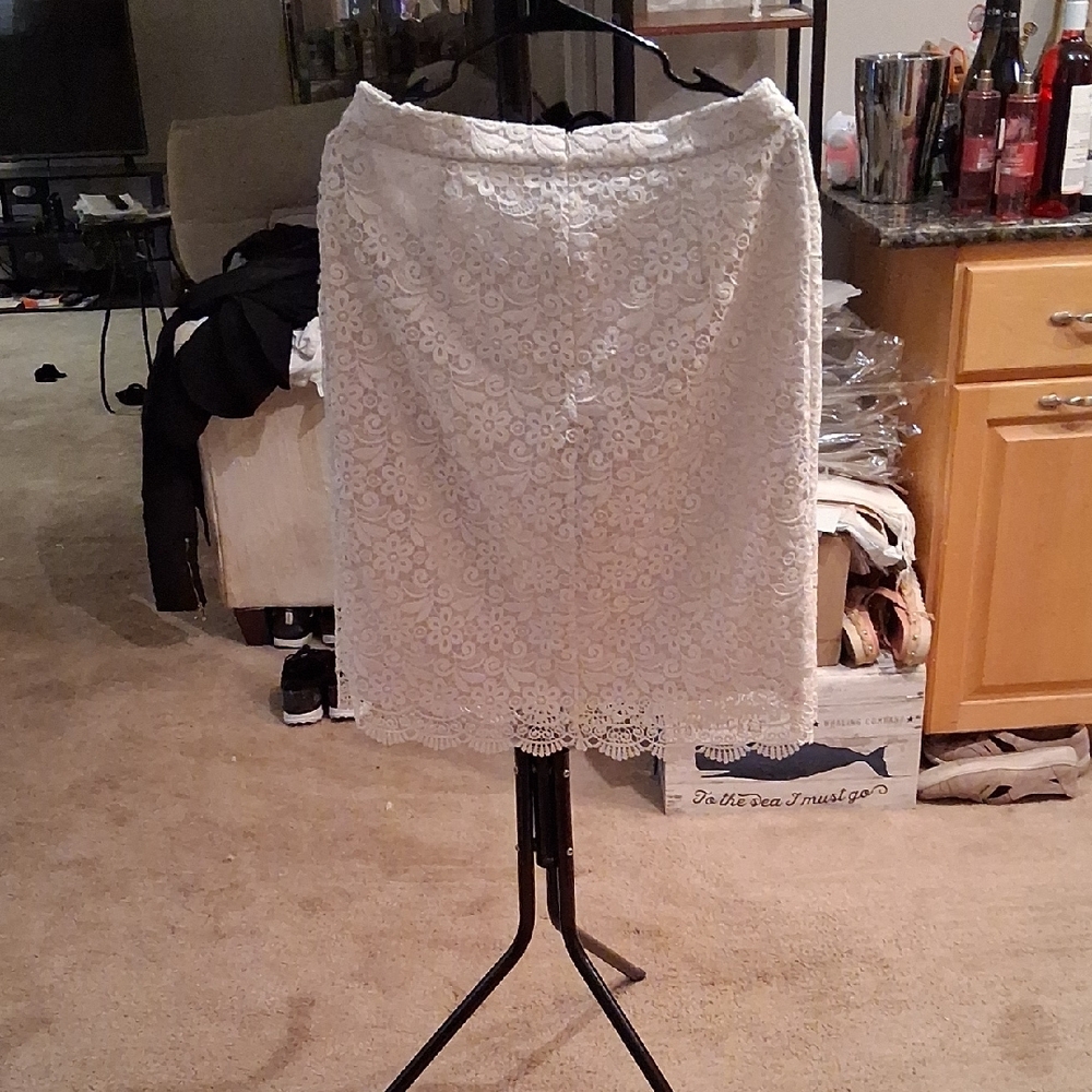 Uniqlo Elegant White Lace Pencil Skirt - Picture 2 of 4